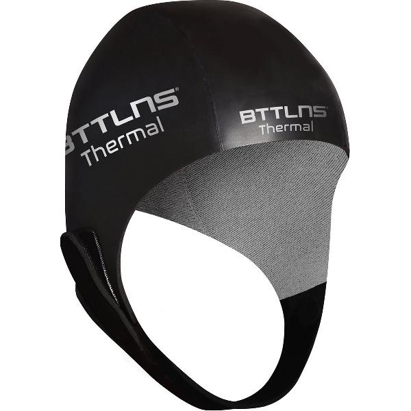 Foto van BTTLNS Neopreen badmuts - Badmuts - 3.5mm Thermische neopreen - Voor tussen seizoenen - Intern thermische voering - verstelbaar klittenband - Zethes 1.0 - Zilver - XL